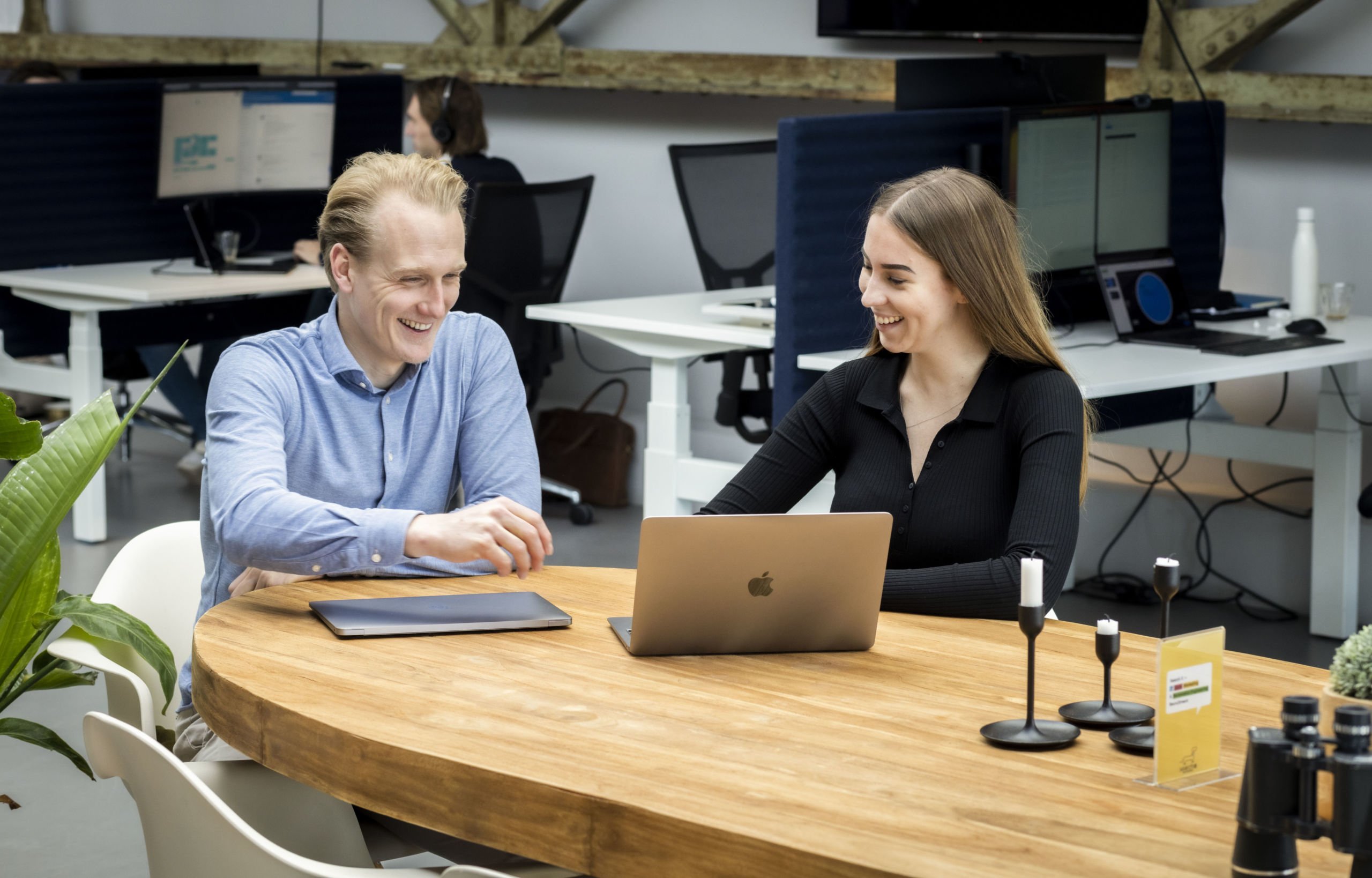 Cv tips. Onze collega's Herre en Tessa beoordelen cv's.