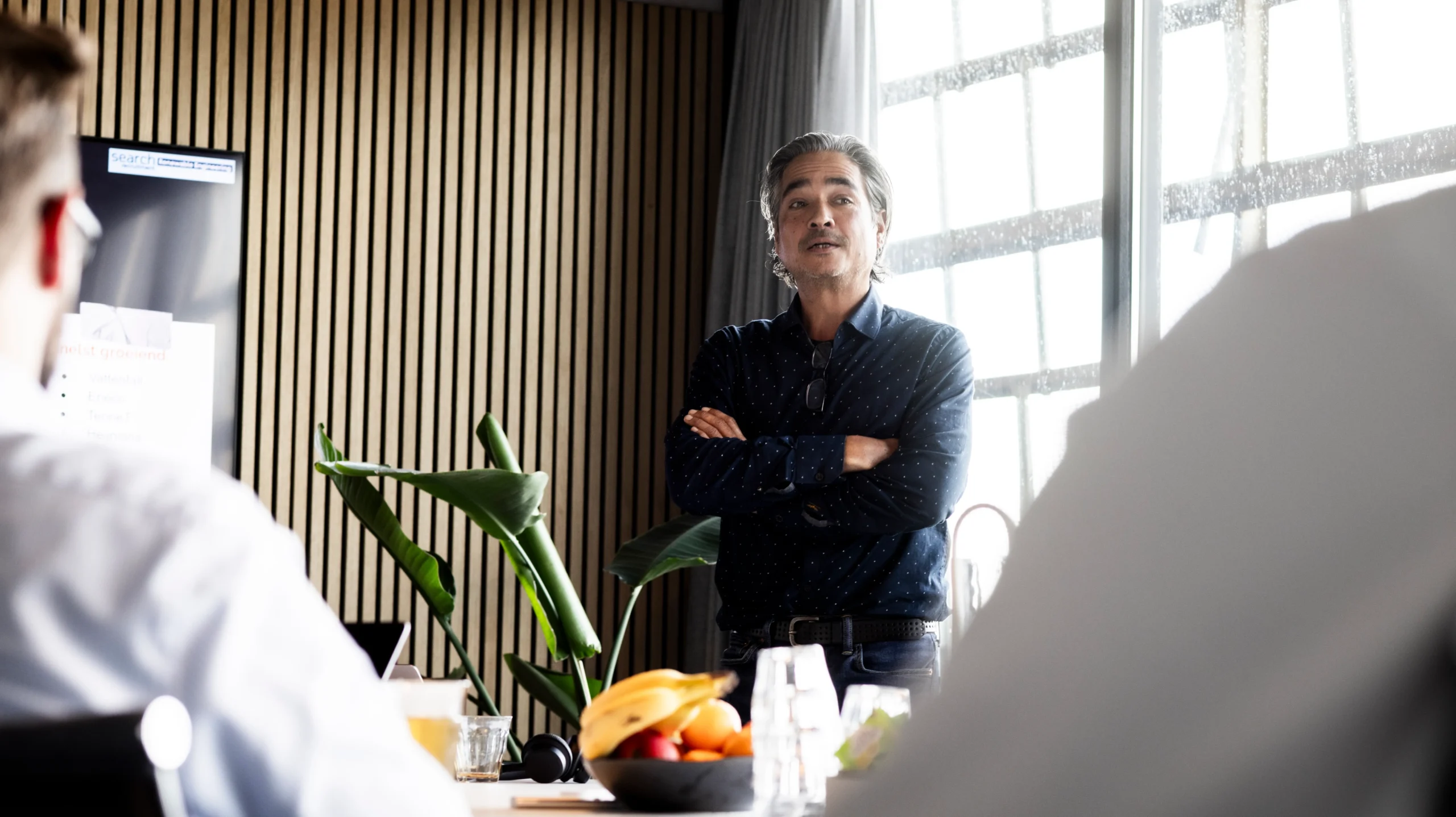 man legt verschil headhunter en recruiter uit