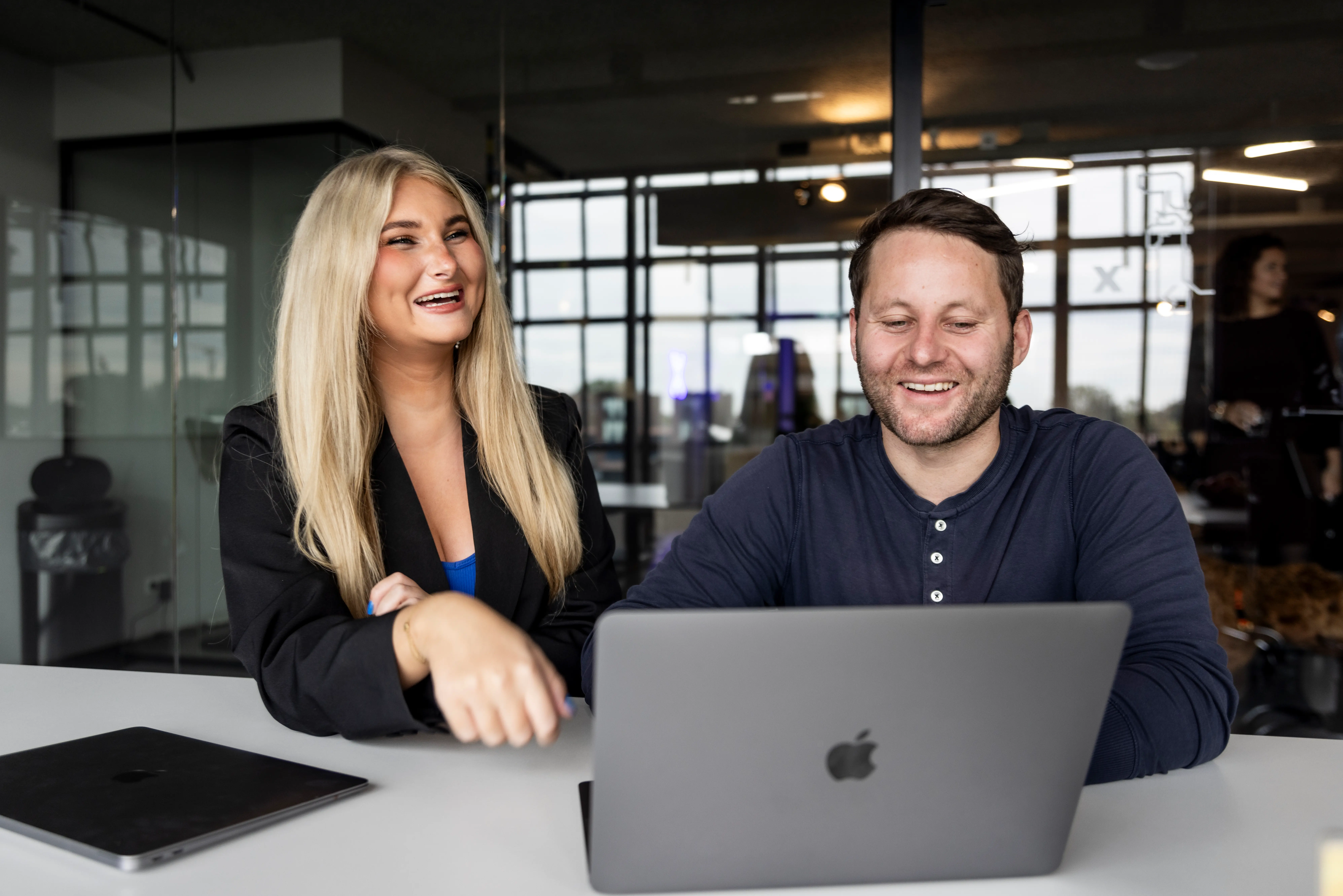 Benieuwd naar het salaris van een recruiter? Ontdek de invloed van ervaring, specialisatie, locatie en bonussen op het salaris.