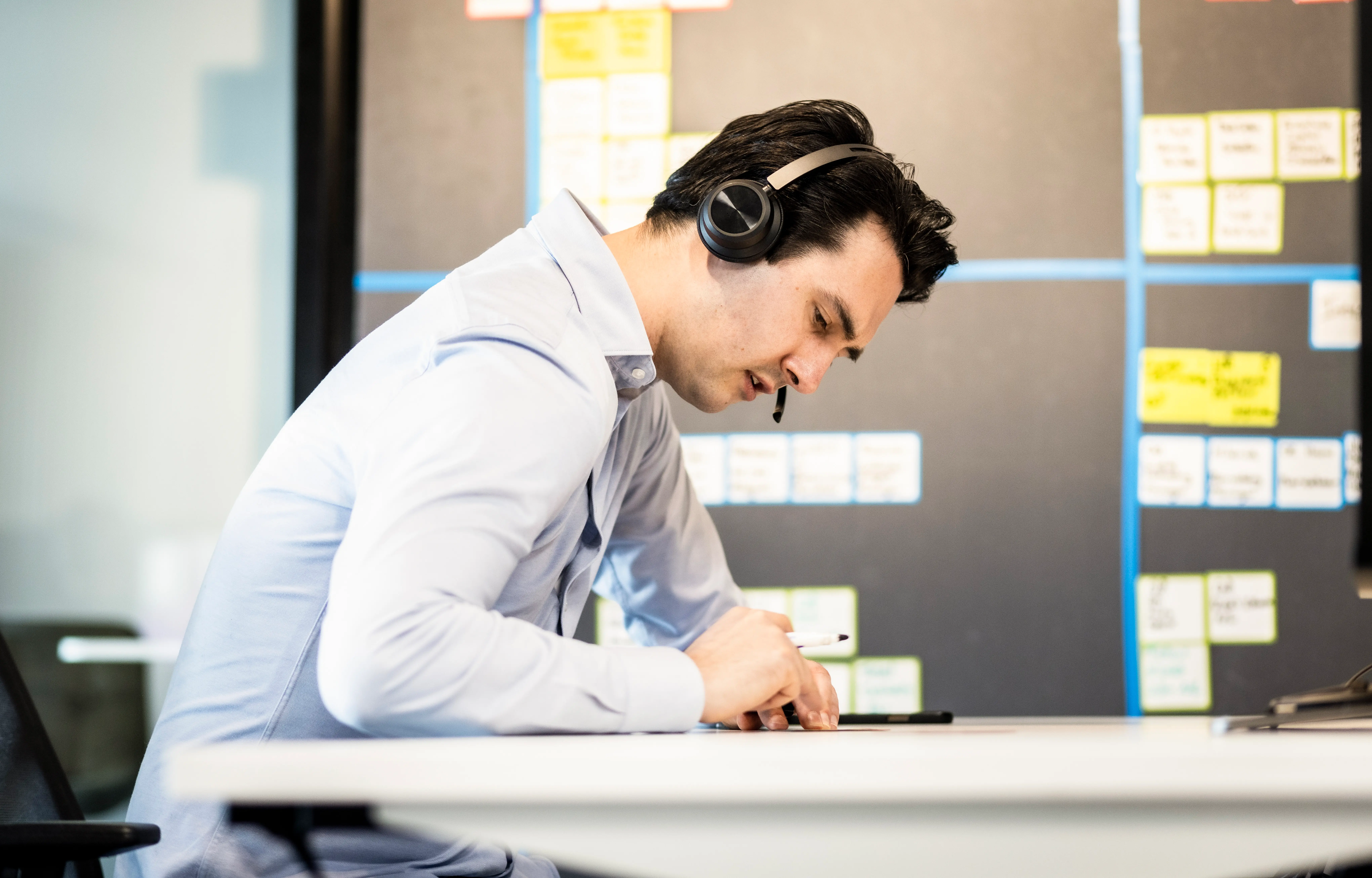 Schrijf de voor- en nadelen op van werken in het buitenland