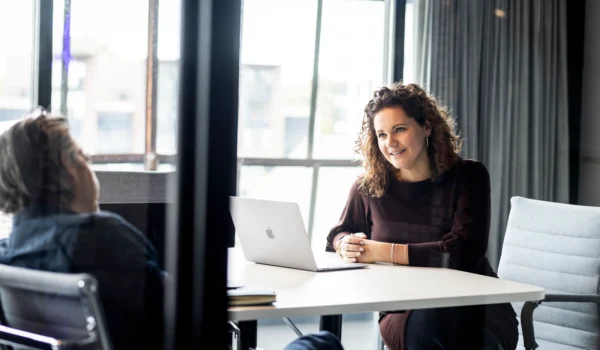 Iemand die zicht ontwikkeld in AI achter haar laptop